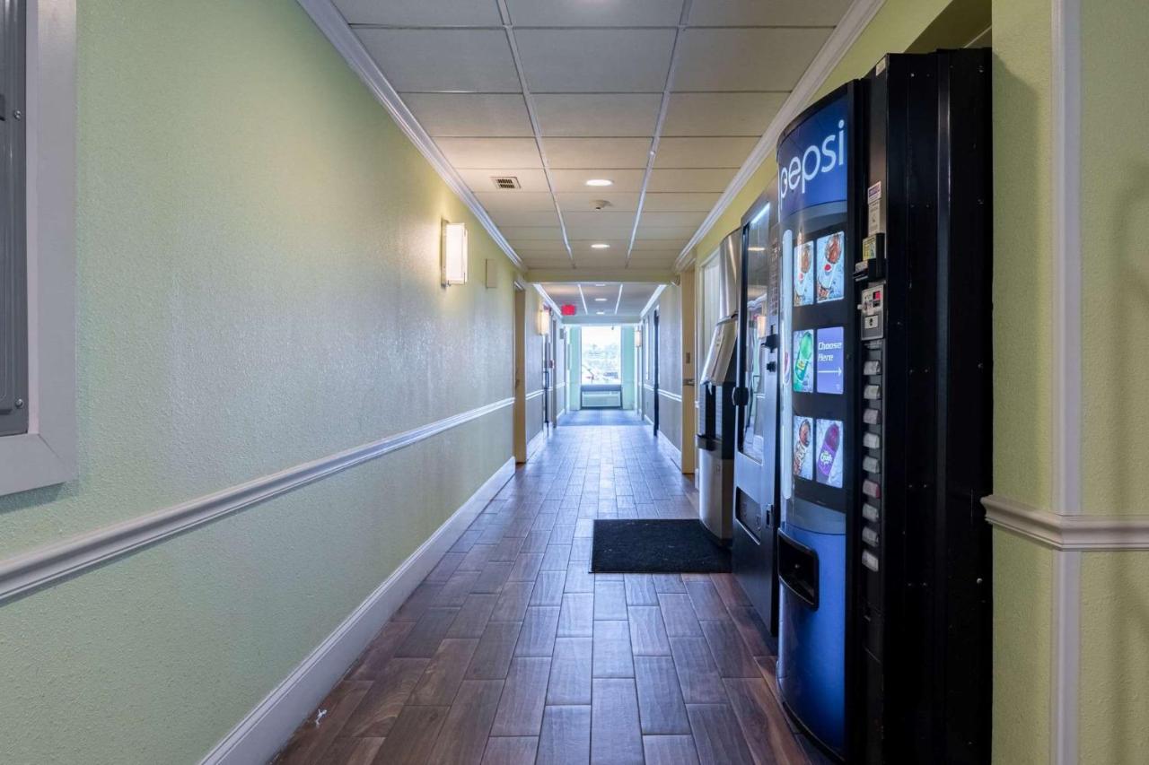 Days Inn By Wyndham Hartford/Closest Downtown Экстерьер фото