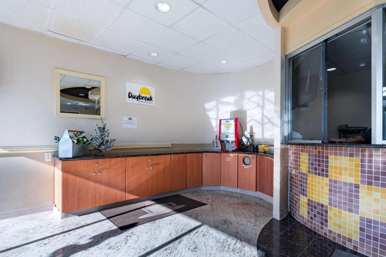 Days Inn By Wyndham Hartford/Closest Downtown Экстерьер фото