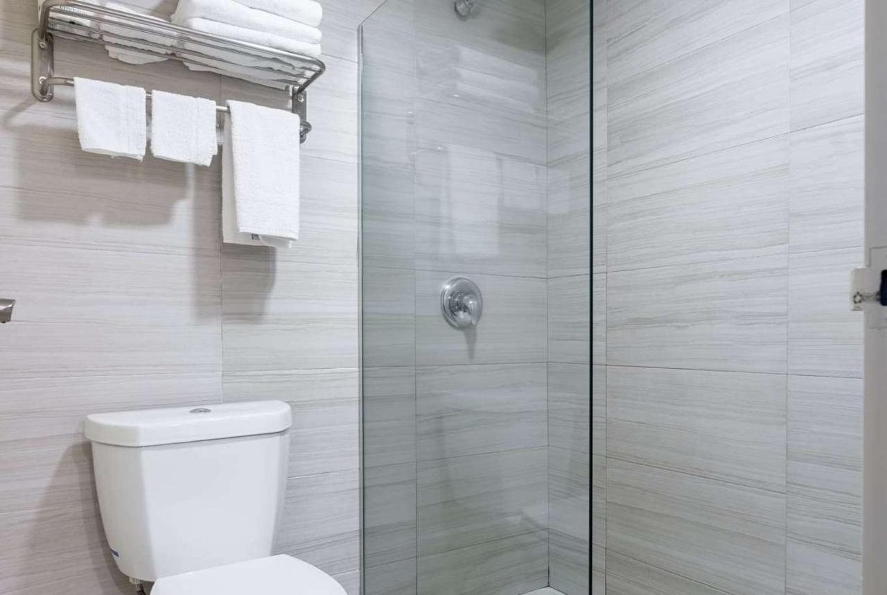 Days Inn By Wyndham Hartford/Closest Downtown Экстерьер фото