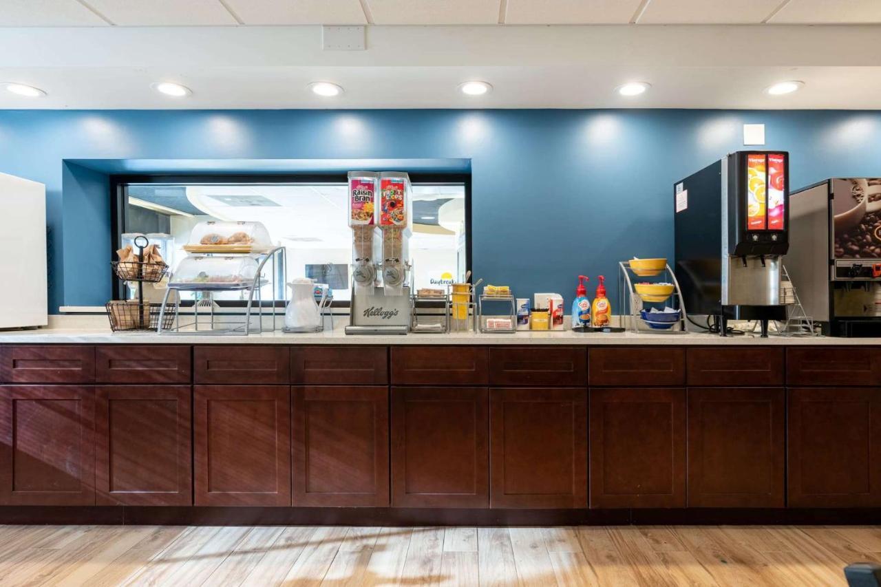 Days Inn By Wyndham Hartford/Closest Downtown Экстерьер фото