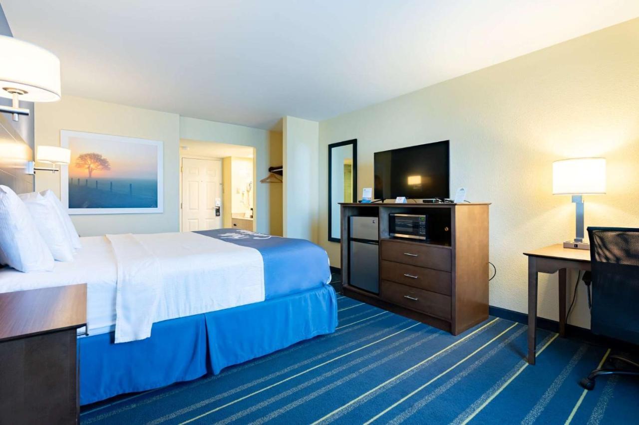 Days Inn By Wyndham Hartford/Closest Downtown Экстерьер фото