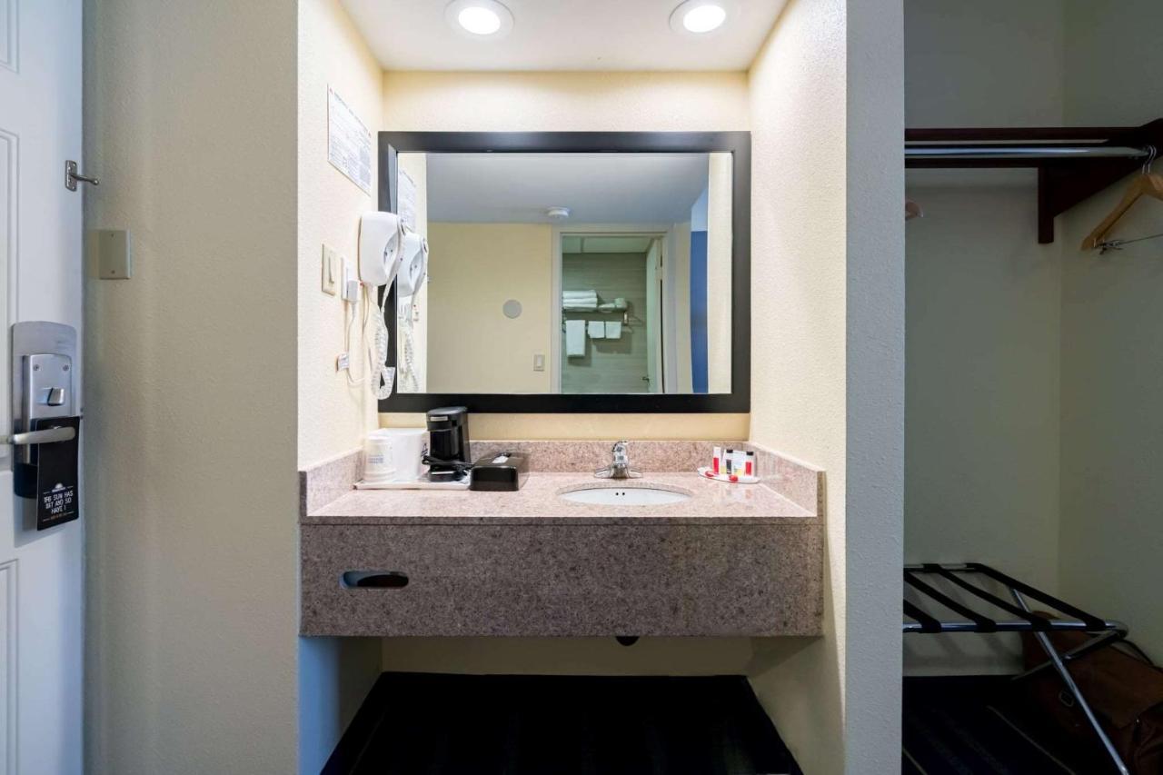 Days Inn By Wyndham Hartford/Closest Downtown Экстерьер фото
