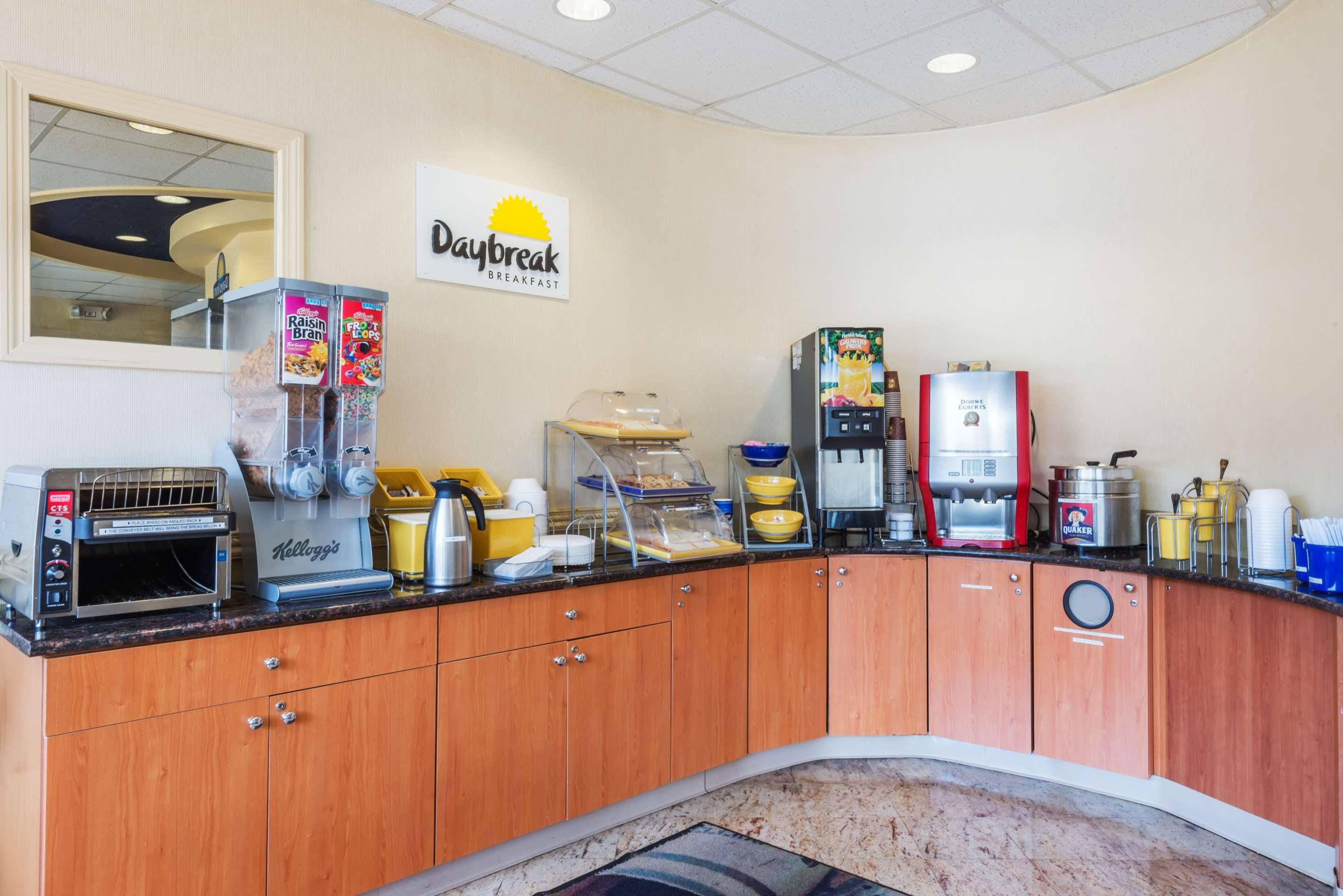 Days Inn By Wyndham Hartford/Closest Downtown Экстерьер фото