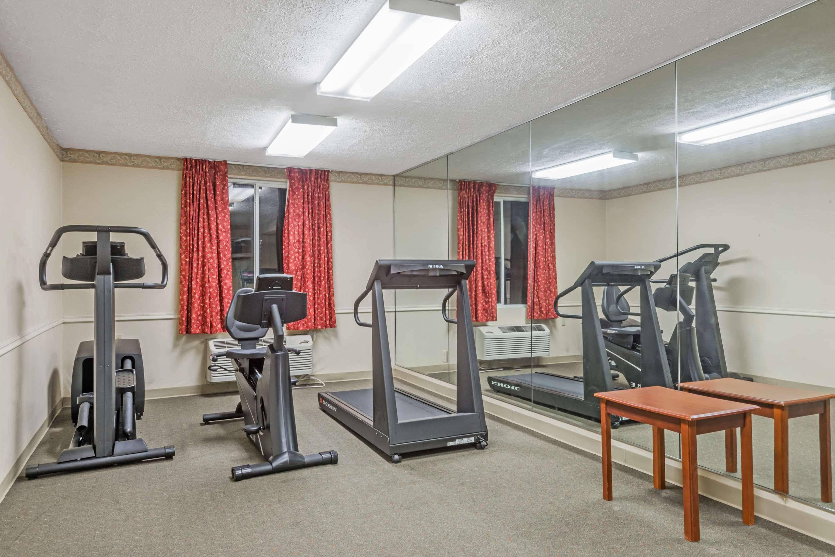Days Inn By Wyndham Hartford/Closest Downtown Экстерьер фото
