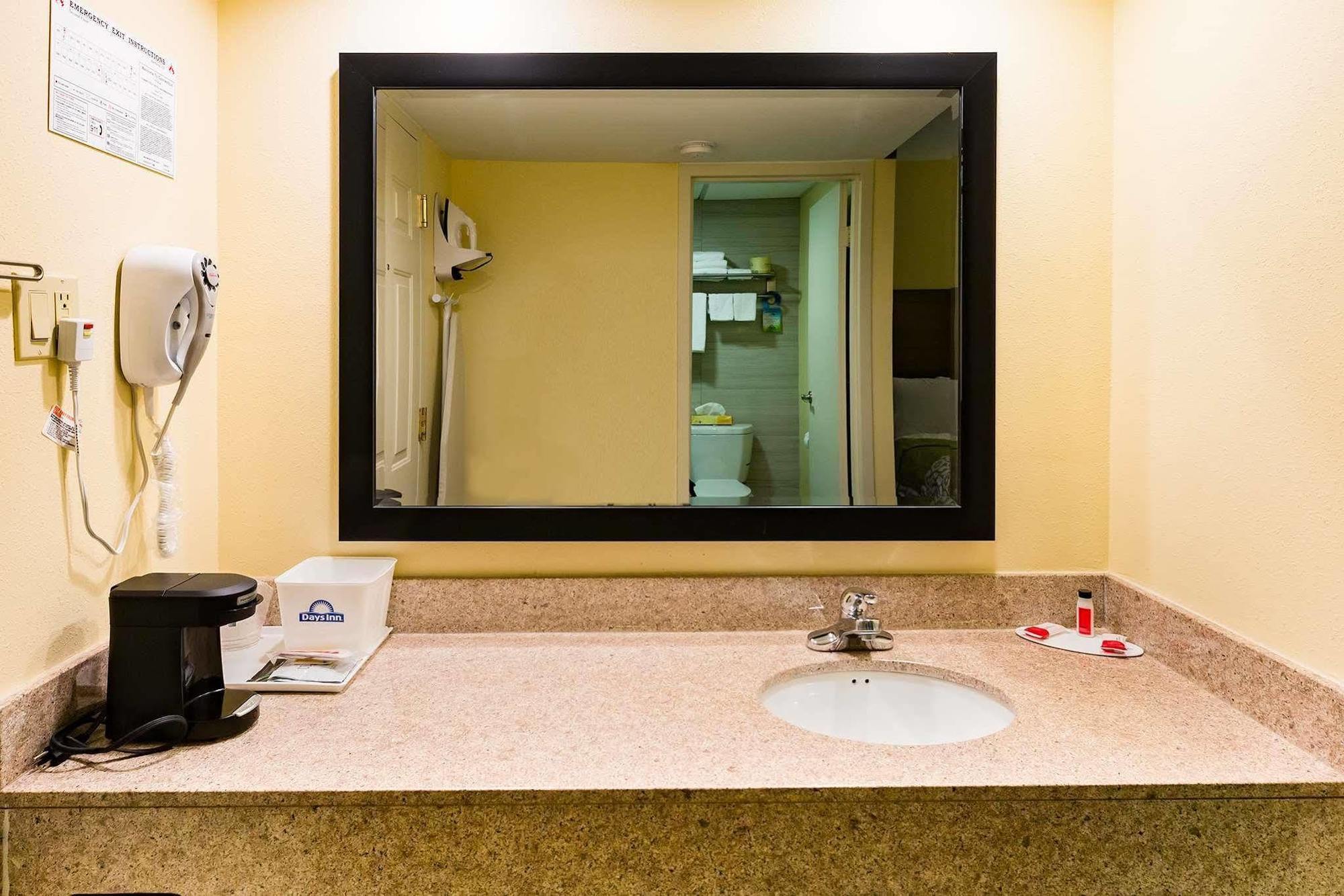 Days Inn By Wyndham Hartford/Closest Downtown Экстерьер фото