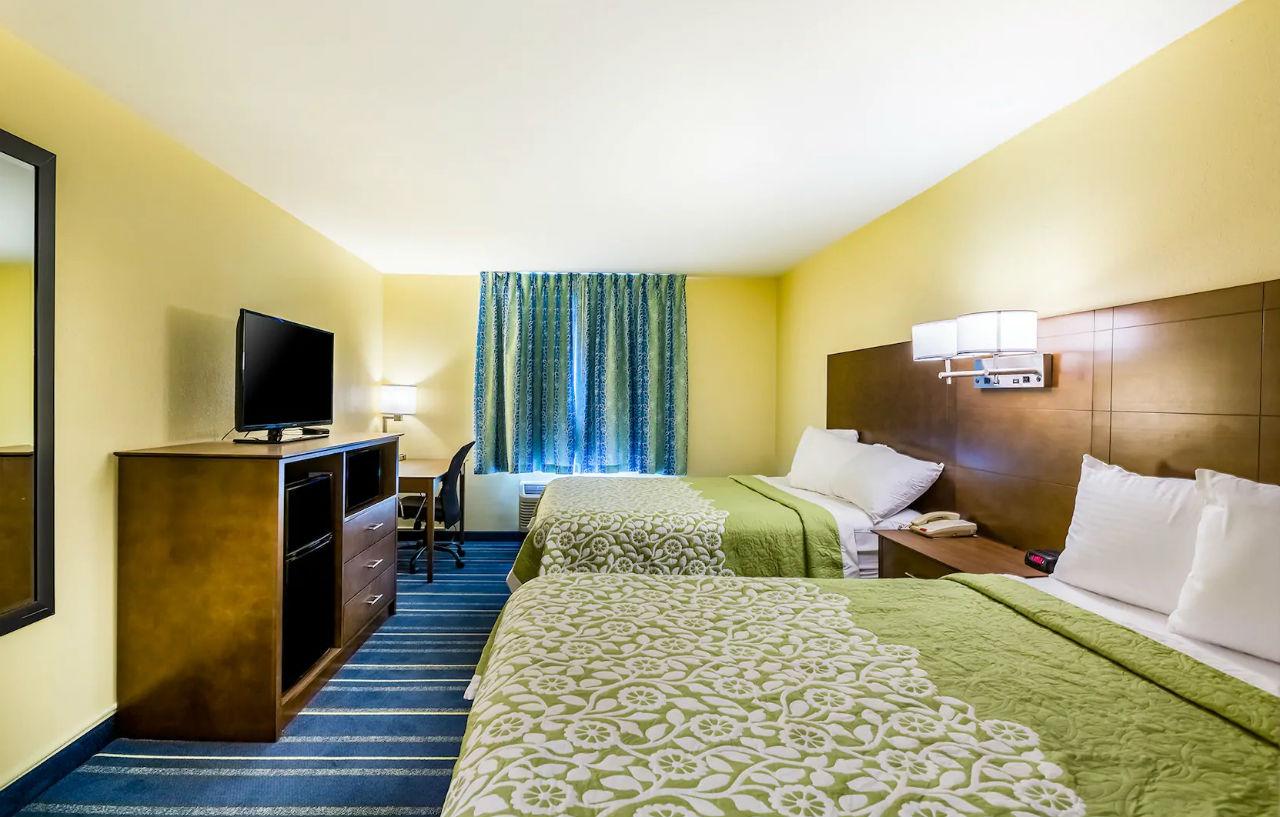 Days Inn By Wyndham Hartford/Closest Downtown Экстерьер фото
